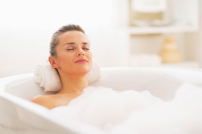 09-bath-amazing-tricks-for-healthy-glowing-skin-169280258-Alliance
