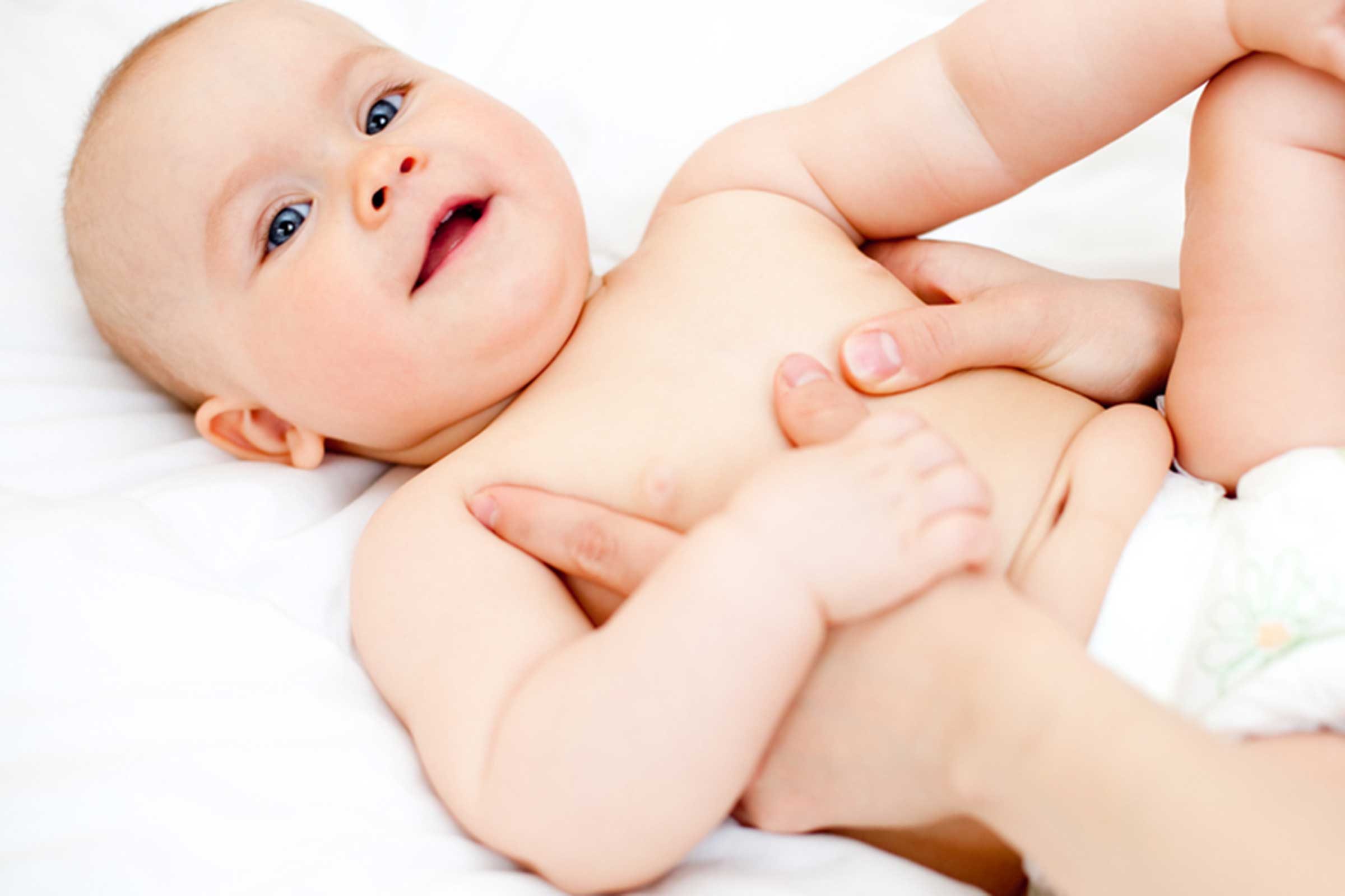 10_tricks_relieve_childs_constipation_every_parent_sleeve_massage_naumoid