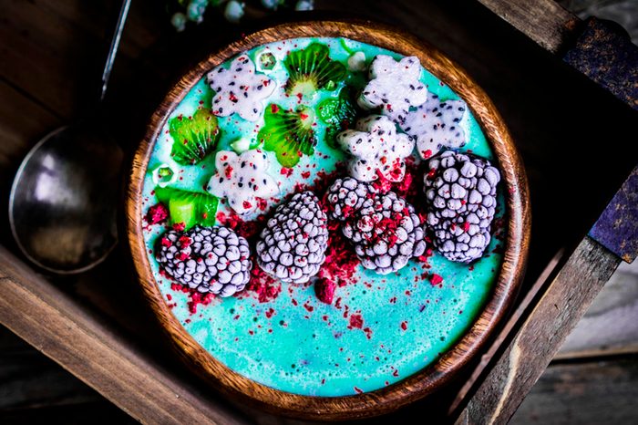 delicious smoothie bowl with blackberries, kiwi