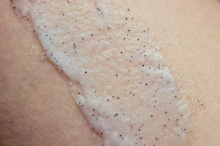 Face scrub with exfoliating particles