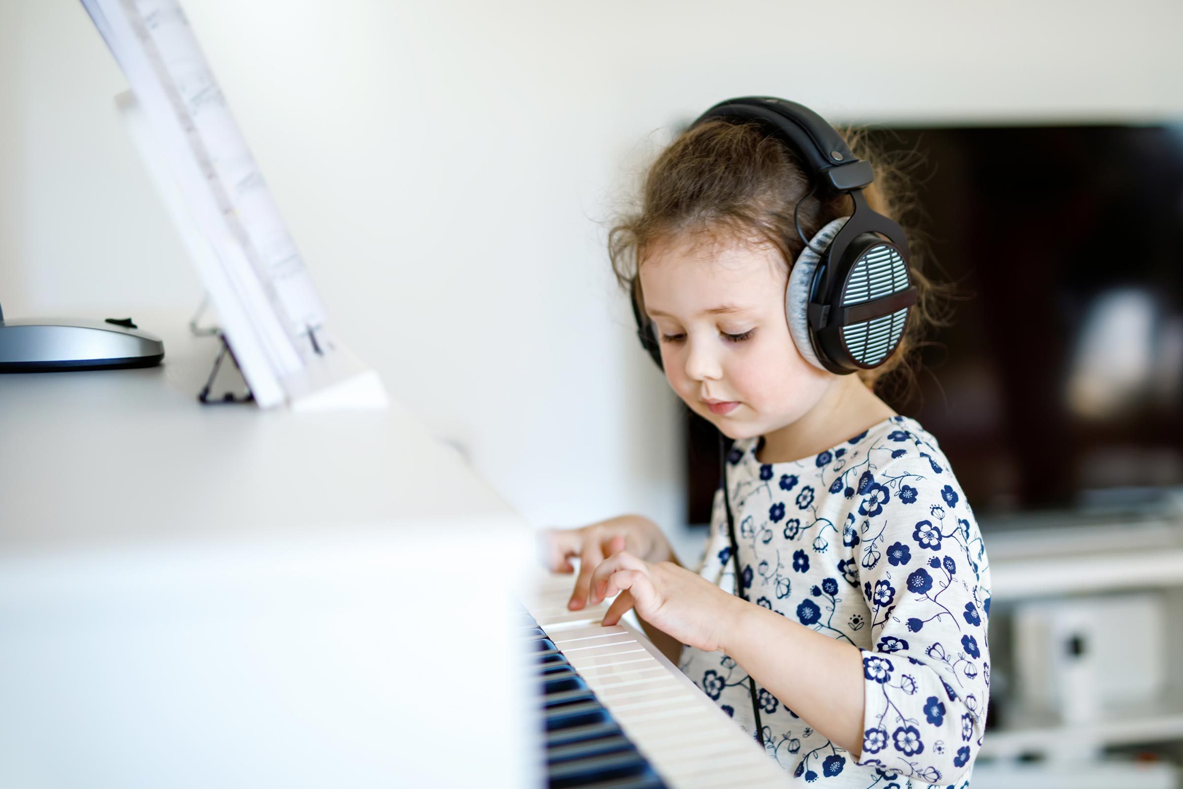 girl child piano