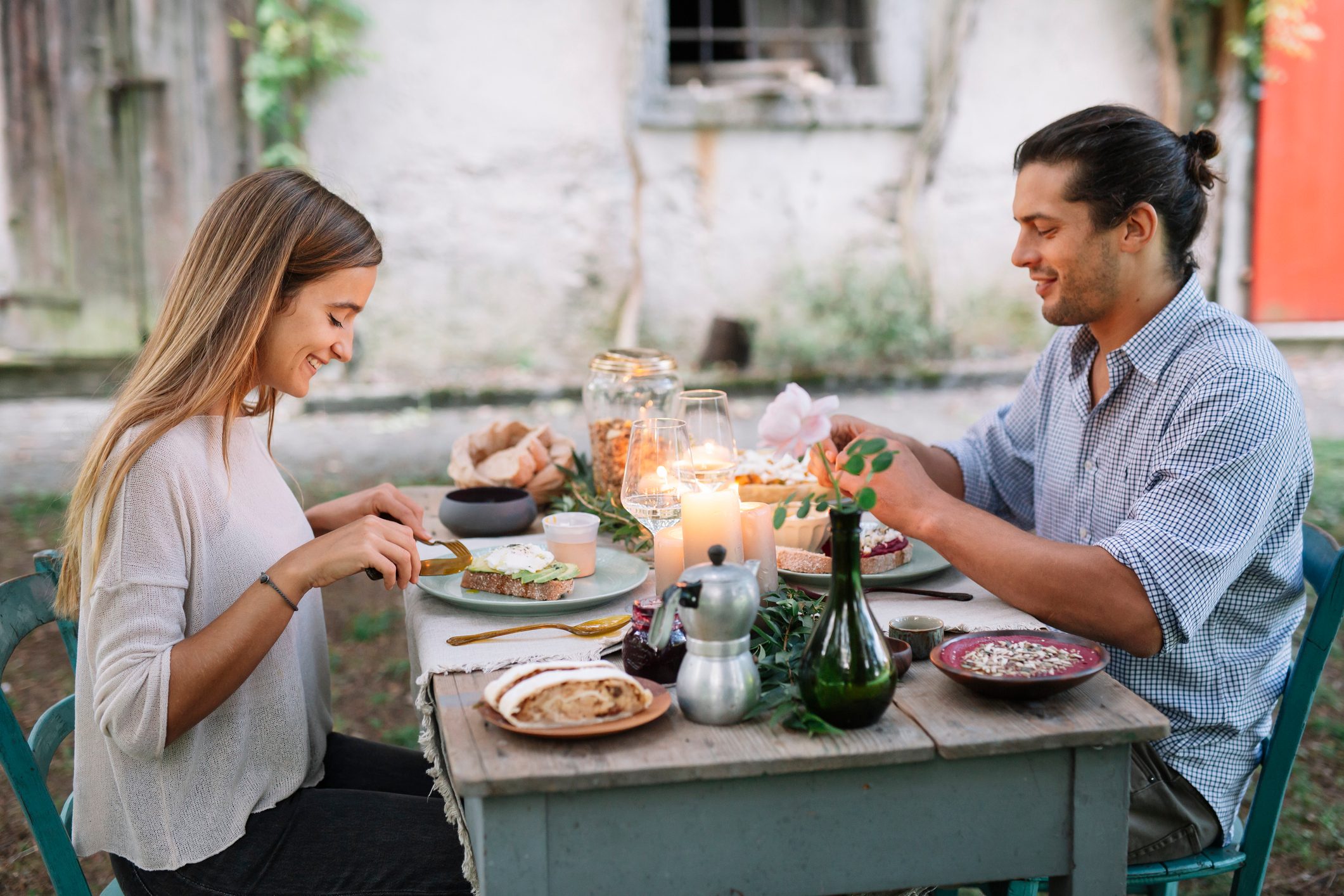 couple having a romantic date night outside